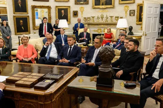 去年8月，欧洲领导人集体到白宫“觐见”特朗普 白宫X账号