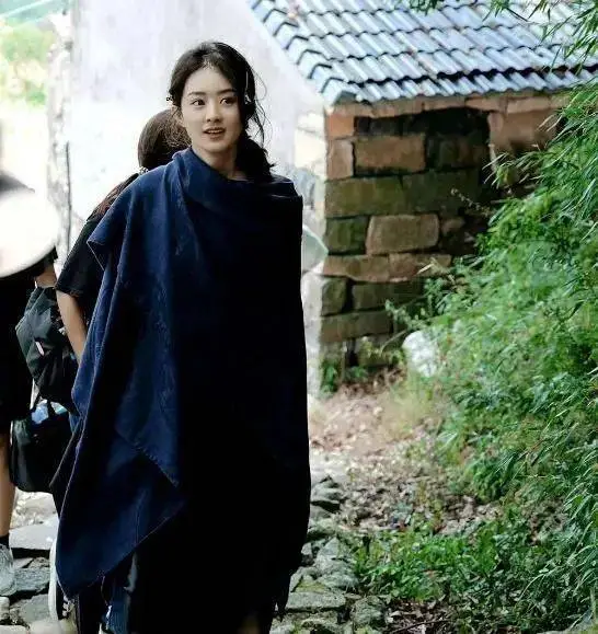 37岁赵丽颖回农村拍杂志，穿粗布麻衣却美的仙气十足，不愧是有颜任性！
