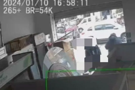 视频显示，1月10日下午4点57分，两名男子出现在一家店铺，其中一名男子站在门边打完电话后对着店里小便。