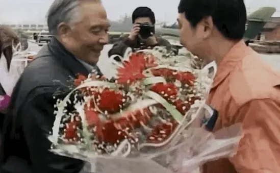 殲-10飛機(jī)總設(shè)計(jì)師宋文驄第一個(gè)沖上去，緊緊擁抱雷強(qiáng)/截圖自紀(jì)錄片《殲-10傳奇》