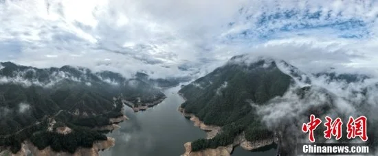 雨后武夷山云雾缭绕宛若仙境