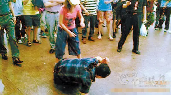 视频显示，吴法天倒在地上 图源：网络