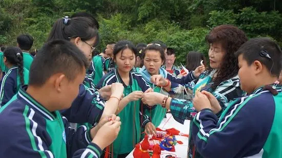 贵州遵义市：六一儿童节 文艺进校园-贵州六频道一起成长栏目