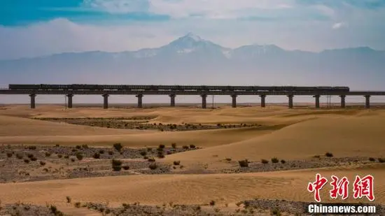 天下上首个沙漠铁路环线在新疆贯串