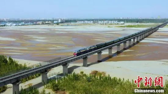 以及若铁路激进经营，线新首发列车穿过以及田玉龙喀什河。疆贯穆合塔尔 摄