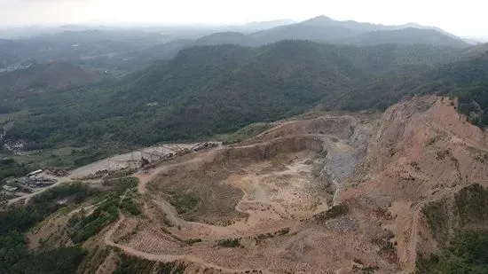 采石场的矿坑给周边村民带来安全隐患。受访者供图
