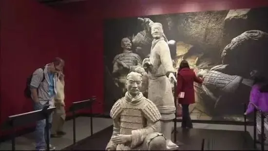 兵马俑手指白断了？美国男子掰断并顺走后，陪审团竟这样表示...（兵马俑手上拿的是什么）