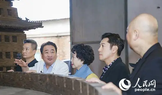 陈丽华的“老北京城门”奏响文化协奏曲-老城门歌曲