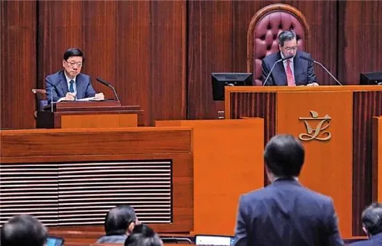 7月14日，李家超出席立法会行政长官互动交流问答会 图：香港《大公报》