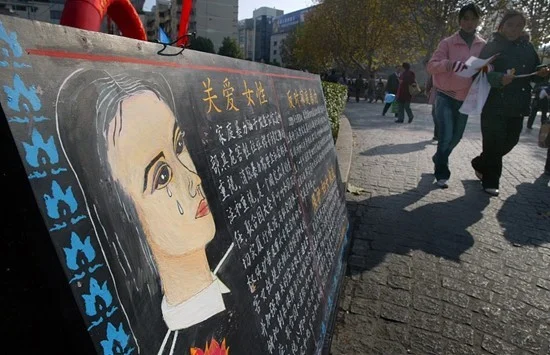 南京街头的反对家庭暴力的宣传黑板报吸引路人。视觉中国供图