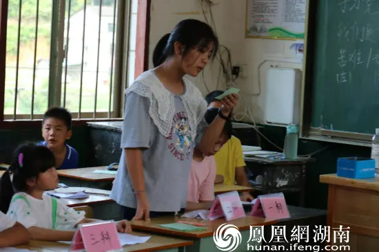 图为正方二辩在进行自由攻辩环节 陈芊桦摄