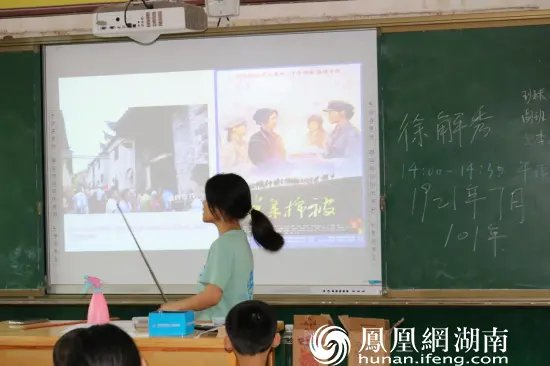 图为欧颜影在讲解半条棉被的故事 陈芊桦摄