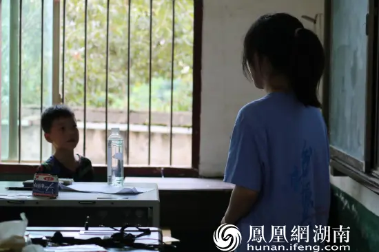 图为王鹏程在学习“半条棉被”故事后的发言 陈芊桦摄