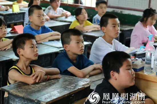 图为孩子们在观看《七七事变》影片 陈芊桦摄