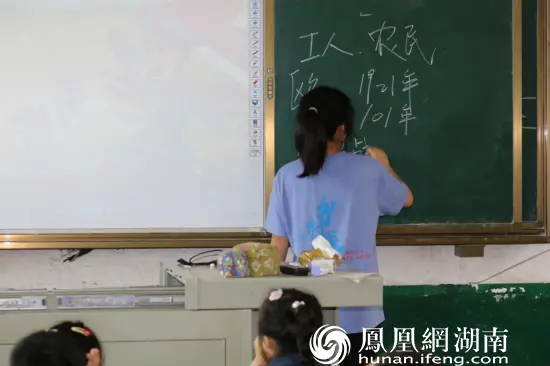 图为欧颜影在进行课堂板书 陈芊桦摄