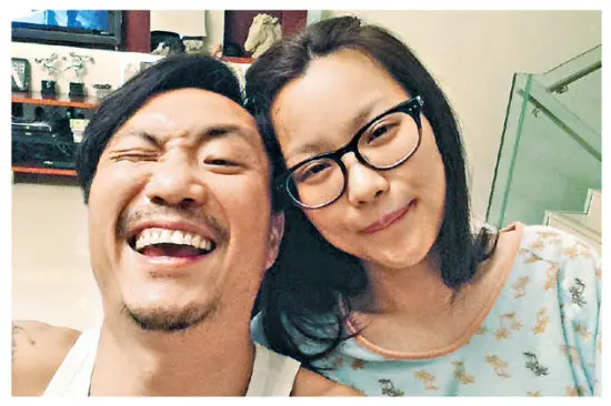 “太子”郑中基子女罕曝光！儿女皮肤黝黑特爱笑，眼睛和老爸一样-郑中基的身世简介