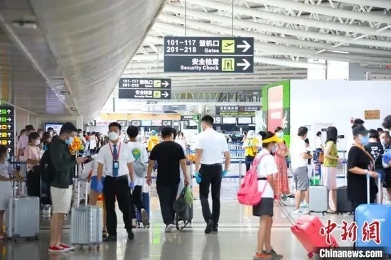 资料图：暑运期间三亚机场的客流。陈璐 供图