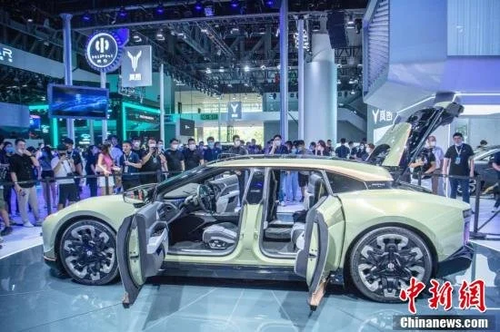 纯电轿跑高合HiPhiZ亮相2022成都车展第二十五届成都国际汽车展览会，吸引了不少参观者