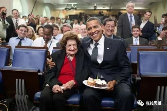 2009年8月，海伦·托马斯与奥巴马同庆生日。（图自美国白宫）