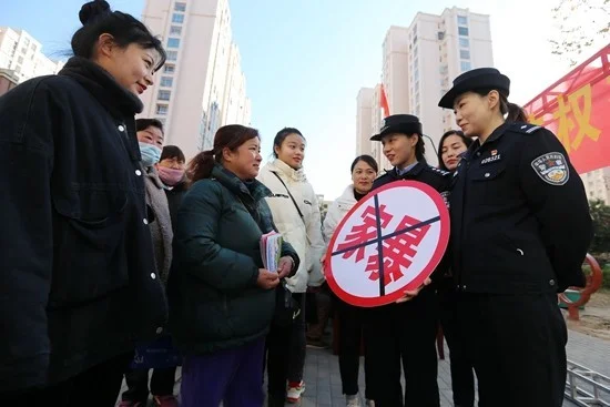 2021年11月23日，国际反家暴日临近，安徽省淮北市公安局相山公安分局妇联的女民警向社区居民宣传反家暴知识。视觉中国供图