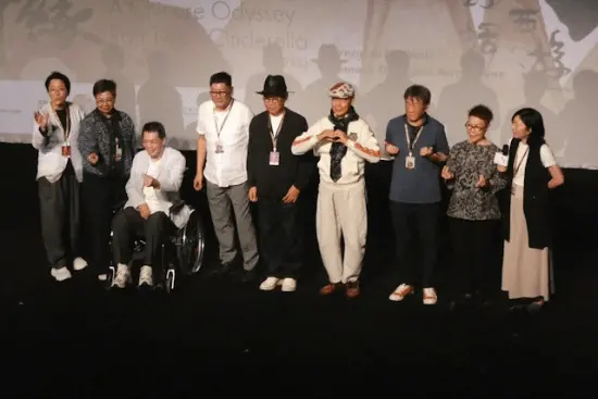 如花演员李健仁坐轮椅观影 早年中风半身不遂