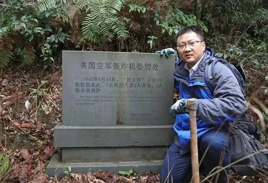 2023年12月31日，郑伟勇在浙江遂昌北洋村流坑尾杜立特行动3号机坠落地。韩强/摄