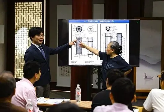 6月8日，日本学者松野诚也（左一）为浙江省历史学会抗日战争史研究分会作题为《浙赣会战中的日军毒气战》讲座。韩强/摄