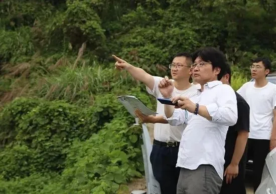 6月8日，浙江衢州，郑伟勇（左一）和松野诚也（左二）在衢州确认侵华日军曾使用毒气弹的战场。韩强/摄