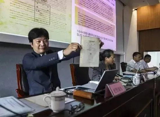 6月7日，松野诚也（左一）展示自己向侵华日军细菌战史实（义乌）陈列馆捐赠的史料。韩强/摄