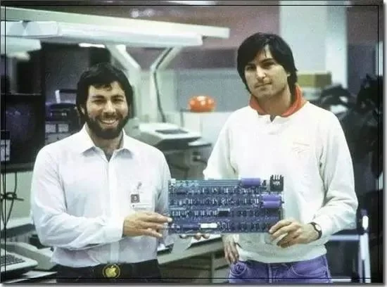 沃茨和乔布斯手持Apple II主板，Apple II也采用6502 CPU