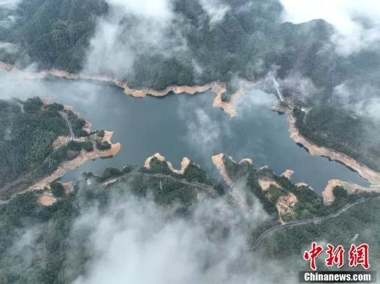 雨后的武夷山脉云雾缭绕。