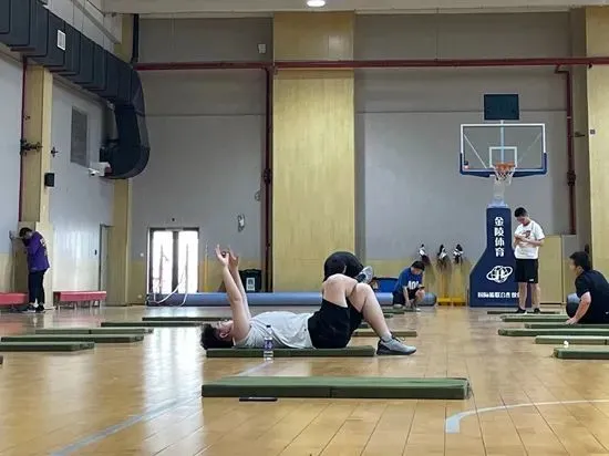 5月13日，中国农业大学减脂课课间，一名学生躺在垫子上休息。李铃澜/摄