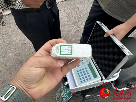 未交付村民使用的感应卡。人民网记者 游天燚摄