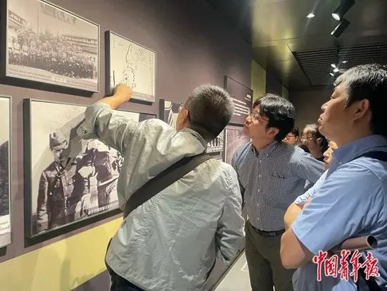 6月9日，衢州杜立特行动纪念馆，郑伟勇（左一）为松野诚也（中）等参观者讲解杜立特行动相关内容。中青报·中青网记者 马宇平/摄