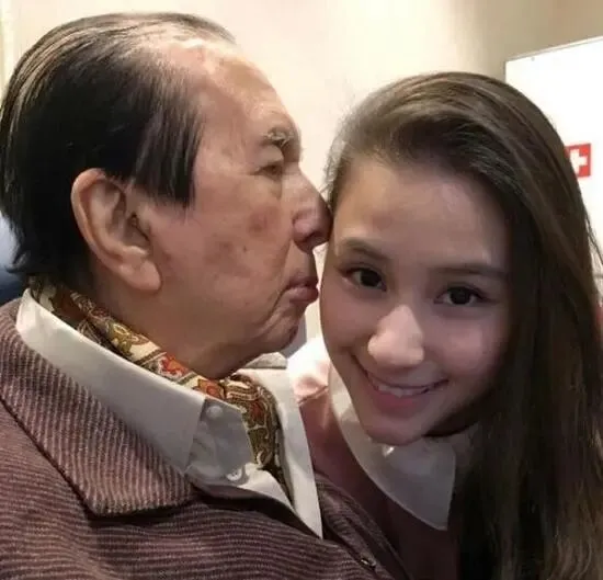 賭王親吻何超蓮
