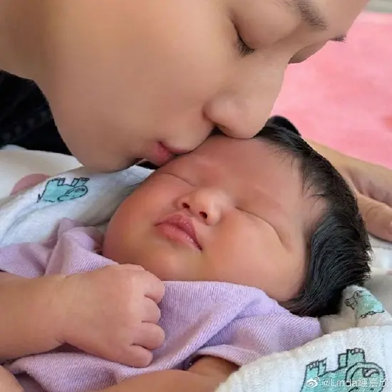钟嘉欣官宣三胎产女 亲吻女儿幸福满溢