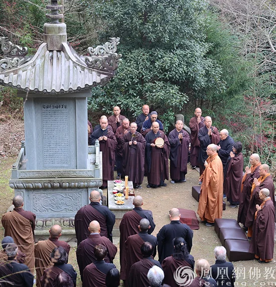 参访团祭扫觉光长老灵骨舍利塔