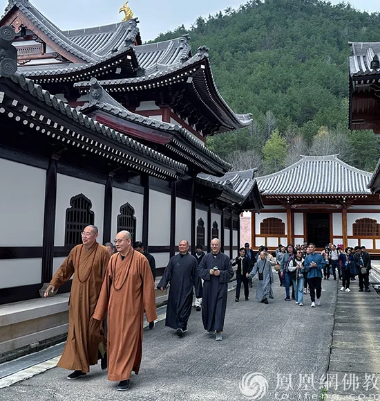 螺溪传教院方丈净旻法师带领参访团于寺内参观