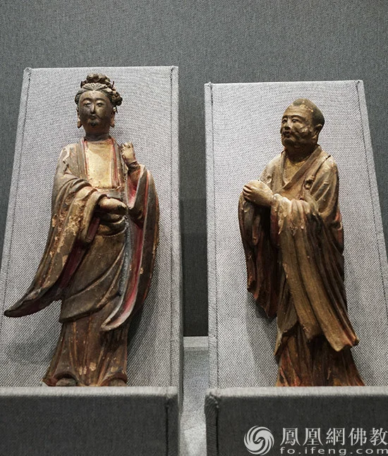 台湾中华人间佛教联合总会文物捐赠的菩萨立像（左）、佛弟子像（右）