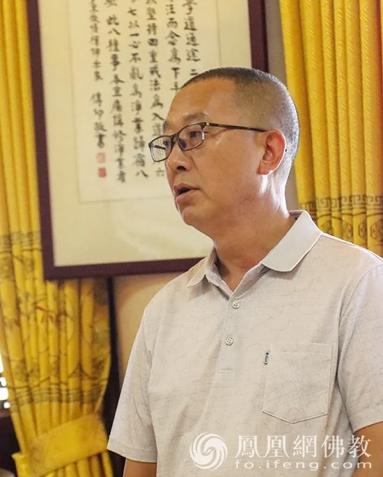 大理一中副校长杨悍军发言（图片来源：凤凰网佛教 摄影：崇圣寺）