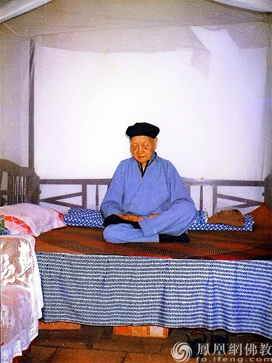 宽能法师打坐中