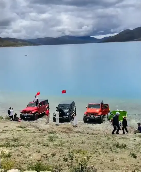 游客自驾开进西藏圣湖拍照 旅发局：明令禁入，正调查