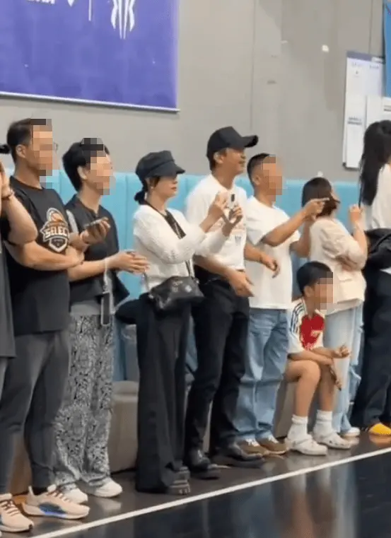 搜狐娱乐讯 19日,邓超与孙俪现身上海体育馆,看儿子等等打篮球比赛。当天,孙俪在一旁用手机记录儿子打篮球比赛的画面,邓超全程为等等加油打气,活力十足。
