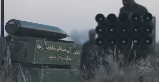 图为冲突初期打懵以军的哈马斯Rajum（“拉乔姆”）114毫米十五联装火箭炮