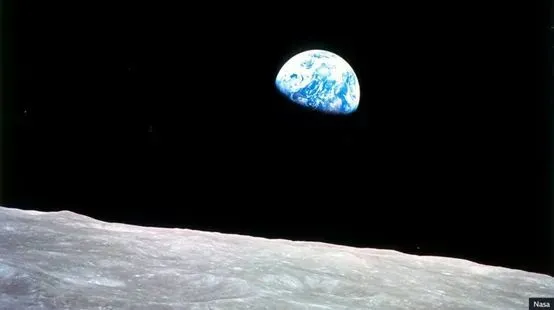 照片《地出（Earthrise）》。图片来源：NASA