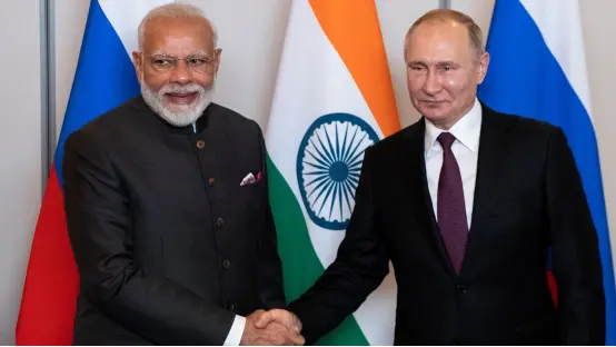 在巴西巴西利亚举行的金砖国家领导人第十一次会晤期间，俄罗斯总统普京(右)与印度总理莫迪（左）握手。 图源：外媒