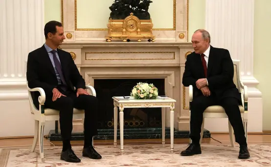 俄罗斯总统普京（右）3月15日与叙利亚总统巴沙尔·阿萨德（左）会谈的画面。图源：克宫网站