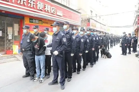 抓捕現場照片。來源：瀟湘晨報《城關警方端掉一涉黃窩點》