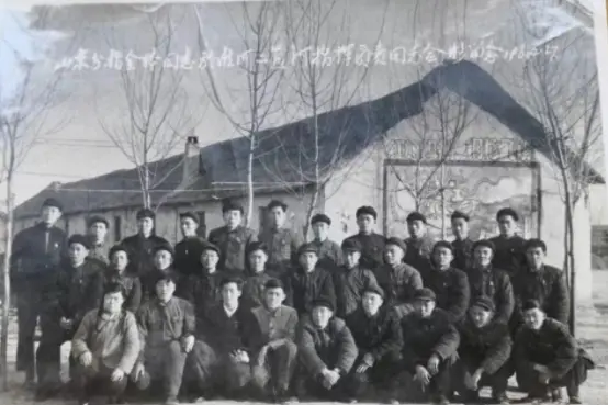 ·1961年，于志明（二排左三）在安徽带领山东民工治理二道河淮河。图片来源：“禹城文学”。