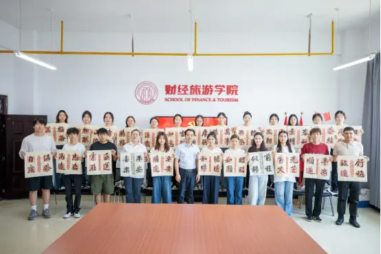 百幅墨香寄远志!长江职院财经旅游学院为毕业生镌刻“心灵印章”
